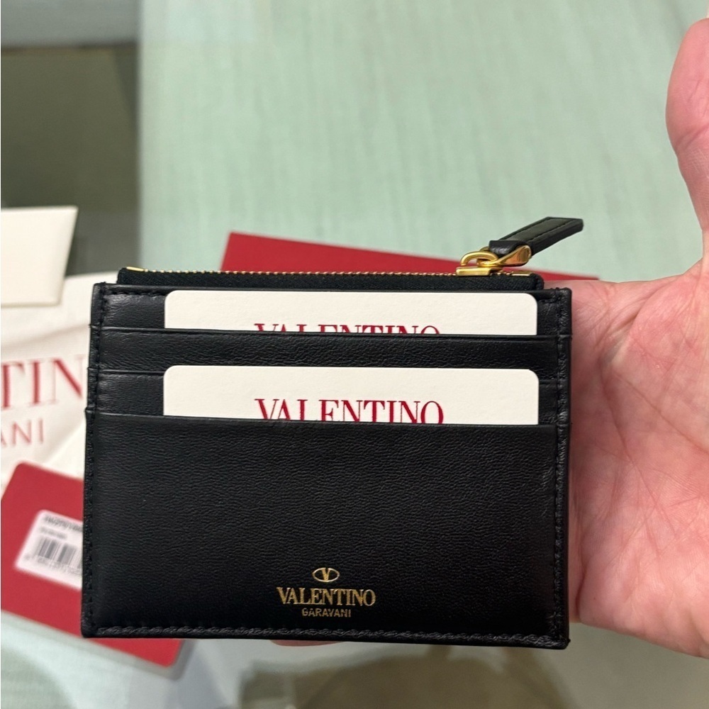 Authentic Valentino Garavani Nappa Roman Black Card Holder with Gold Detail - Picture 4 of 8